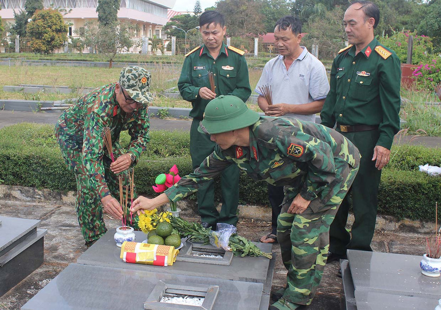  Các lực lượng tiến hành mai táng bộ hài cốt liệt sĩ. Ảnh: Vũ Duy Hiển