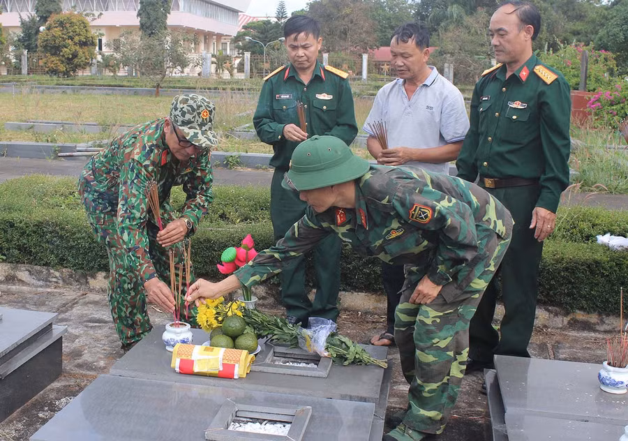 Các lực lượng tiến hành mai táng bộ hài cốt liệt sĩ. Ảnh: Vũ Duy Hiển Các lực lượng tiến hành mai táng bộ hài cốt liệt sĩ. Ảnh: Vũ Duy Hiển