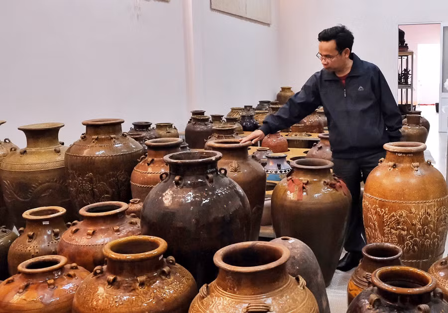  Bộ sưu tập trên 200 chiếc chum, chóe thuộc dòng gốm cổ tại Bảo tàng tỉnh. Ảnh: Hoàng Ngọc