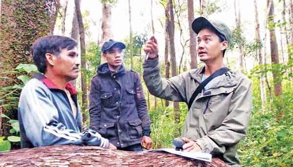 Nhóm nghiên cứu trao đổi thông tin thông qua phân tích số lượng, tần suất tiếng hót của voọc chà vá chân xám. Ảnh: Lê Hòa