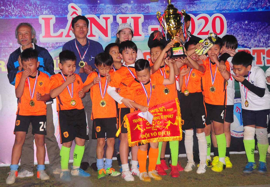 Các cầu thú nhí đội bóng Trường Tiểu học Nguyễn Văn Trỗi dành giải nhất. Ảnh: Hoành Sơn