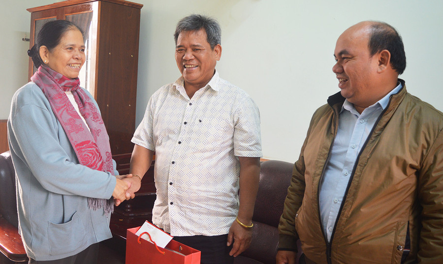 Đồng chí Hồ Văn Điềm (ở giữa)-Ủy viên Ban Thường vụ Tỉnh ủy, Chủ tịch Ủy ban MTTQ Việt Nam tỉnh thăm, tặng quà đồng chí Rơ Chăm H’Yéo. Ảnh: Anh Huy Chủ tịch Ủy ban MTTQ Việt Nam tỉnh thăm, tặng quà đồng chí Rơ Chăm H’Yéo-nguyên Ủy viên Ban Thường vụ Tỉnh ủy, nguyên Chủ tịch Ủy ban MTTQ Việt Nam tỉnh. Ảnh: Anh Huy