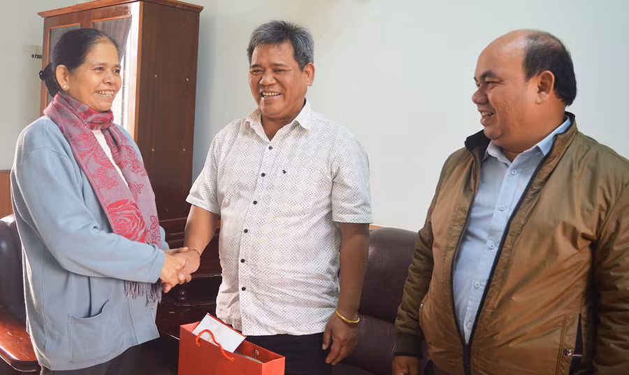 Chủ tịch Ủy ban MTTQ Việt Nam tỉnh thăm, tặng quà đồng chí Rơ Chăm H’Yéo-nguyên Ủy viên Ban Thường vụ Tỉnh ủy, nguyên Chủ tịch Ủy ban MTTQ Việt Nam tỉnh. Ảnh: Anh Huy