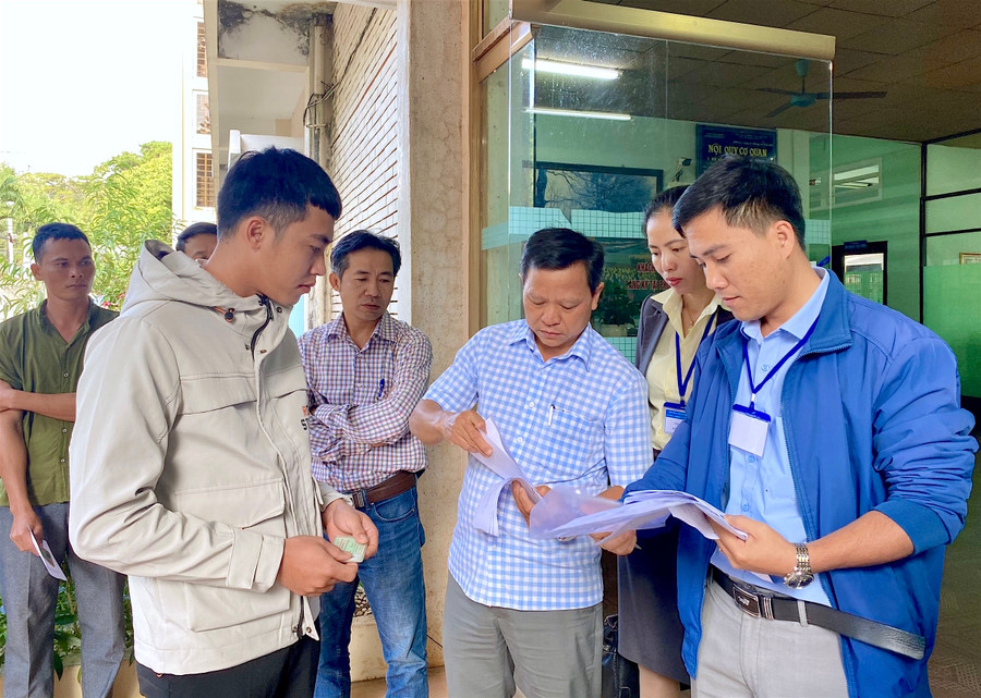 2- Kiểm tra lại thông tin của các thí sinh trước khi vào vòng trả lời phỏng vấn. Ảnh: Mộc Trà.