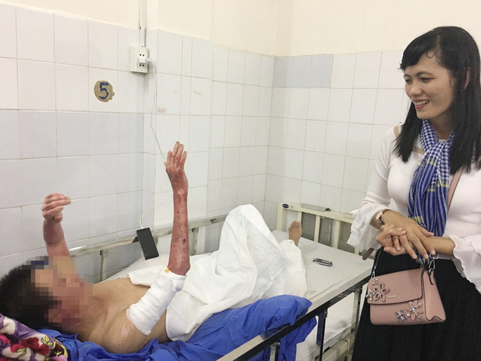 Cô giáo Nguyễn Thị Minh Tâm thăm và tặng quà cho bệnh nhân đang nằm viện tại Trung tâm Chấn thương Chỉnh hình TP HCM