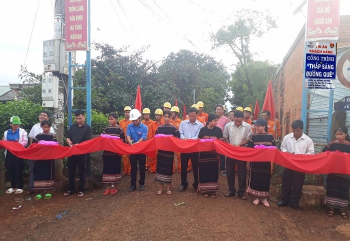 Công ty Điện lực Gia Lai cắt băng khánh thành công trình “Thắp sáng đường quê”. Ảnh: Hà Duy