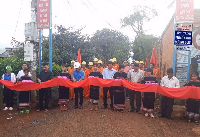 Công ty Điện lực Gia Lai cắt băng khánh thành công trình “Thắp sáng đường quê”. Ảnh: Hà Duy
