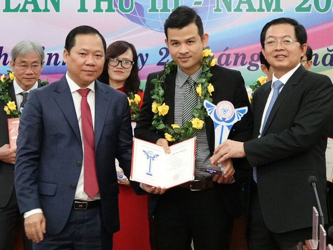 Bí thư Tỉnh ủy (phải) và Chủ tịch UBND tỉnh Bình Định trao chứng nhận và kỷ niệm chương cho các trí thức tiêu biểu - Ảnh: HOÀNG TRỌNG Bí thư Tỉnh ủy (phải) và Chủ tịch UBND tỉnh Bình Định trao chứng nhận và kỷ niệm chương cho các trí thức tiêu biểu - Ảnh: HOÀNG TRỌNG