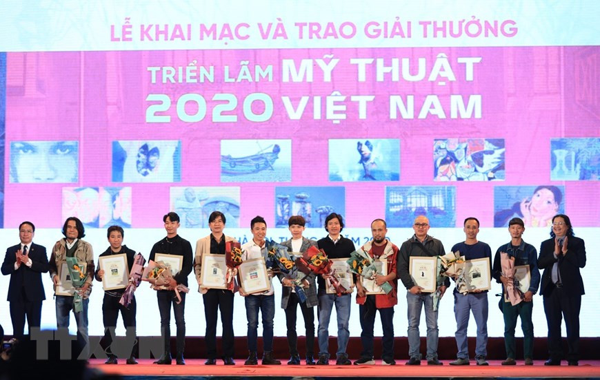 Ban Tổ chức trao giải Ba cho các tác giả. (Ảnh: Thành Đạt/TTXVN) Ban Tổ chức trao giải Ba cho các tác giả. (Ảnh: Thành Đạt/TTXVN)