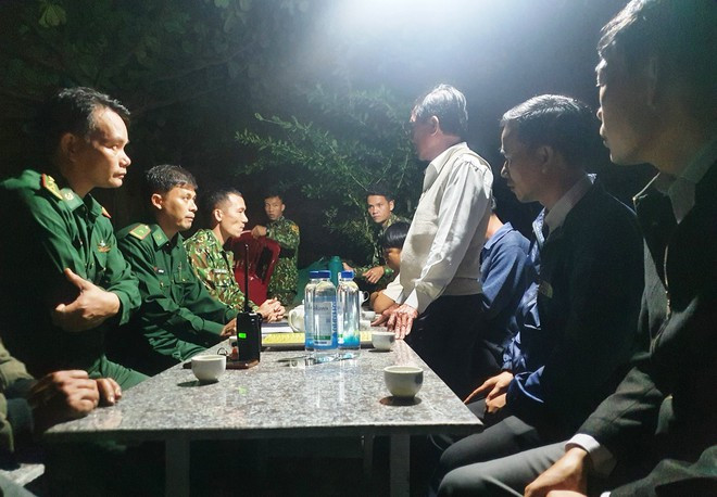 Đồn biên phòng Cửa Đại phối hợp với chính quyền xã Duy Nghĩa lên phương án tìm thi thể nạn nhân mất tích còn lại - ẢNH: NAM THỊNH  Đồn biên phòng Cửa Đại phối hợp với chính quyền xã Duy Nghĩa lên phương án tìm thi thể nạn nhân mất tích còn lại - ẢNH: NAM THỊNH