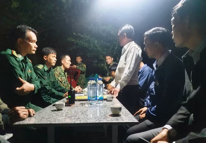  Đồn biên phòng Cửa Đại phối hợp với chính quyền xã Duy Nghĩa lên phương án tìm thi thể nạn nhân mất tích còn lại - ẢNH: NAM THỊNH