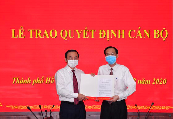 Bí thư Thành ủy Nguyễn Văn Nên trao quyết định cho đồng chí Lê Thanh Liêm. Ảnh: VIỆT DŨNG