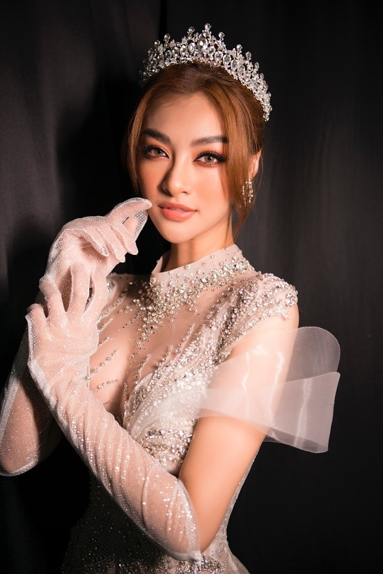 Á hậu Thế giới Việt Nam 2019 Kiều Loan không kém cạnh khi diện thiết kế váy cưới đính đá cầu kỳ và tỉ mỉ từng chi tiết nhỏ.Á hậu Thế giới Việt Nam 2019 Kiều Loan không kém cạnh khi diện thiết kế váy cưới đính đá cầu kỳ và tỉ mỉ từng chi tiết nhỏ.