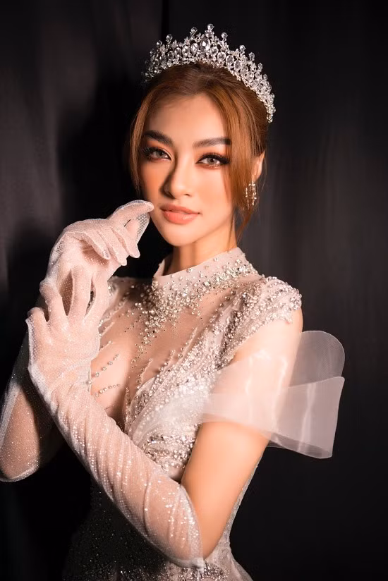 Á hậu Thế giới Việt Nam 2019 Kiều Loan không kém cạnh khi diện thiết kế váy cưới đính đá cầu kỳ và tỉ mỉ từng chi tiết nhỏ.Á hậu Thế giới Việt Nam 2019 Kiều Loan không kém cạnh khi diện thiết kế váy cưới đính đá cầu kỳ và tỉ mỉ từng chi tiết nhỏ.