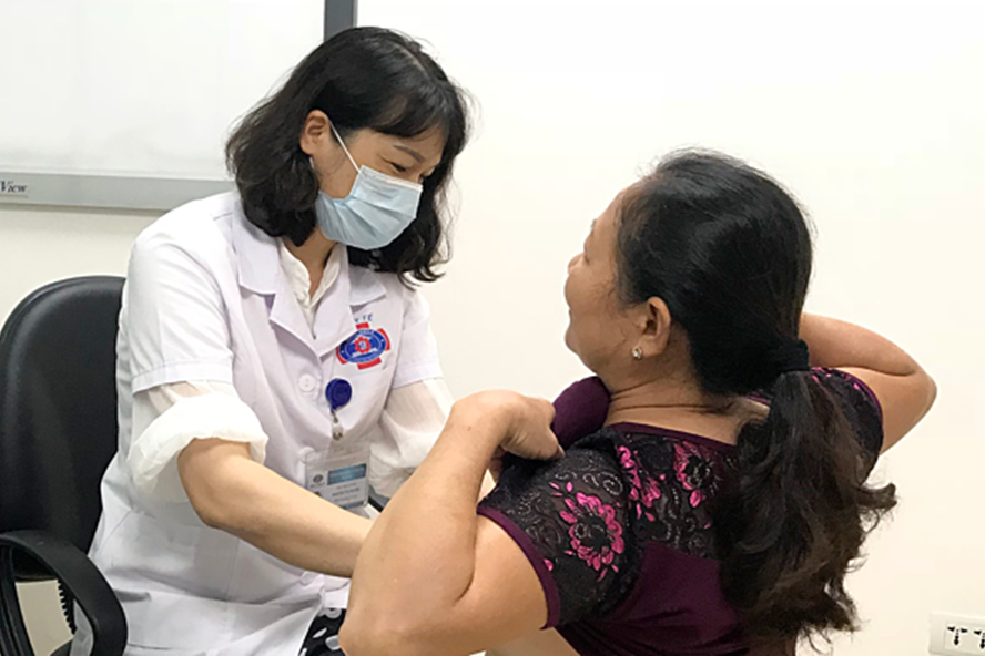 Khám phát hiện bất thường về vú cho phụ nữ. Ảnh: Bệnh viện K.