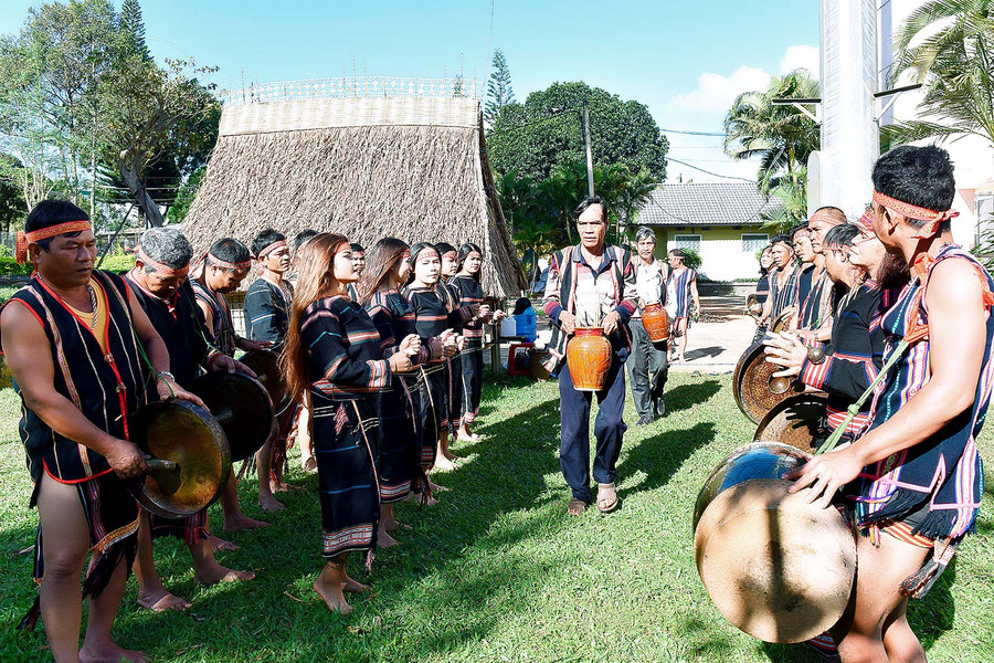 Đám cưới được tổ chức bên nhà rông - không gian sinh hoạt chung mỗi làng.