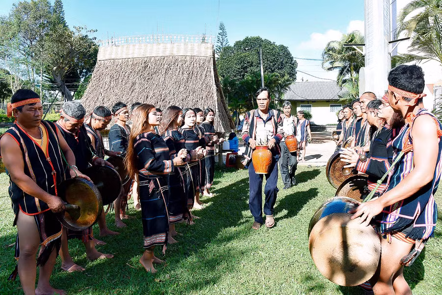 Đám cưới được tổ chức bên nhà rông - không gian sinh hoạt chung mỗi làng.