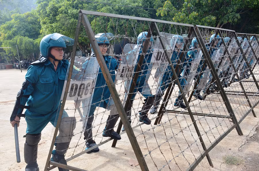 Lực lượng tự vệ của thành phố Pleiku huấn luyện tình huống phòng chống biểu tình, bạo loạn. Ảnh: Vĩnh Hoàng
