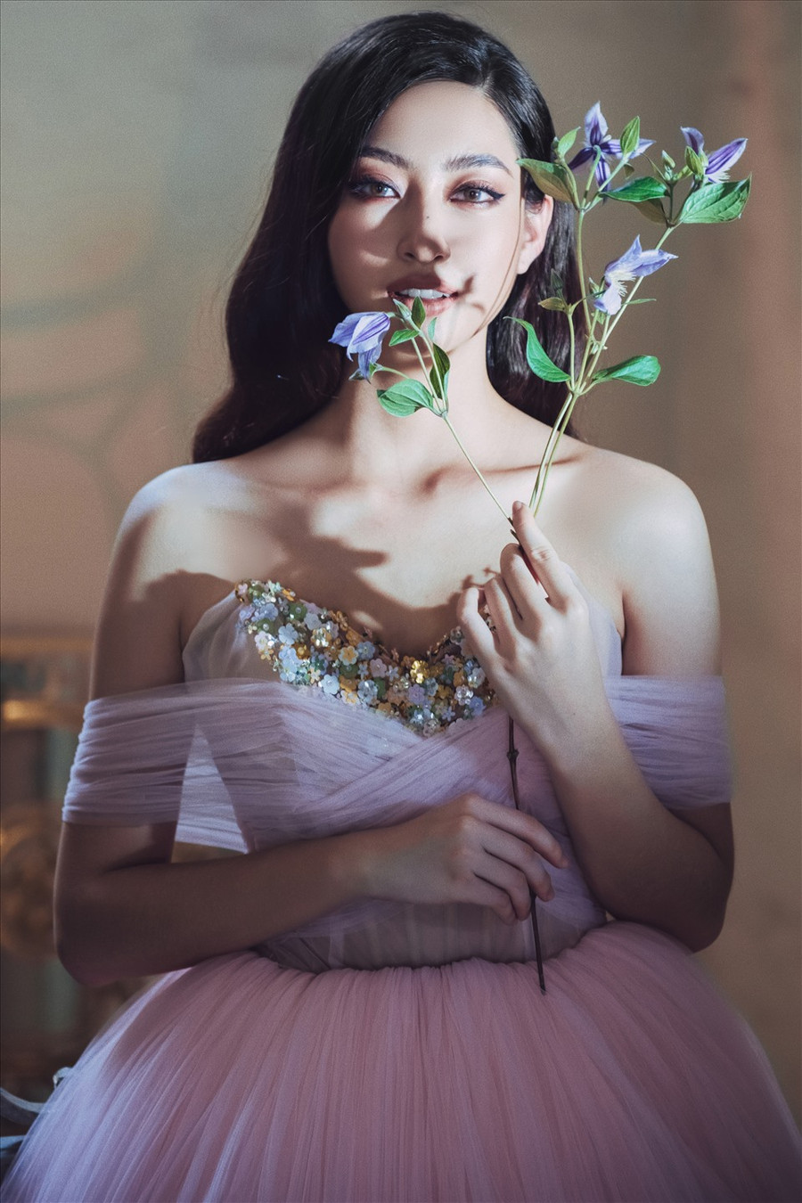 Lương Thuỳ Linh sinh năm 2000, tại Cao Bằng. Cô xuất sắc giành ngôi vị hoa hậu tại cuộc thi Miss World Việt Nam 2019. Ảnh: Huỳnh Trí Nghĩa.