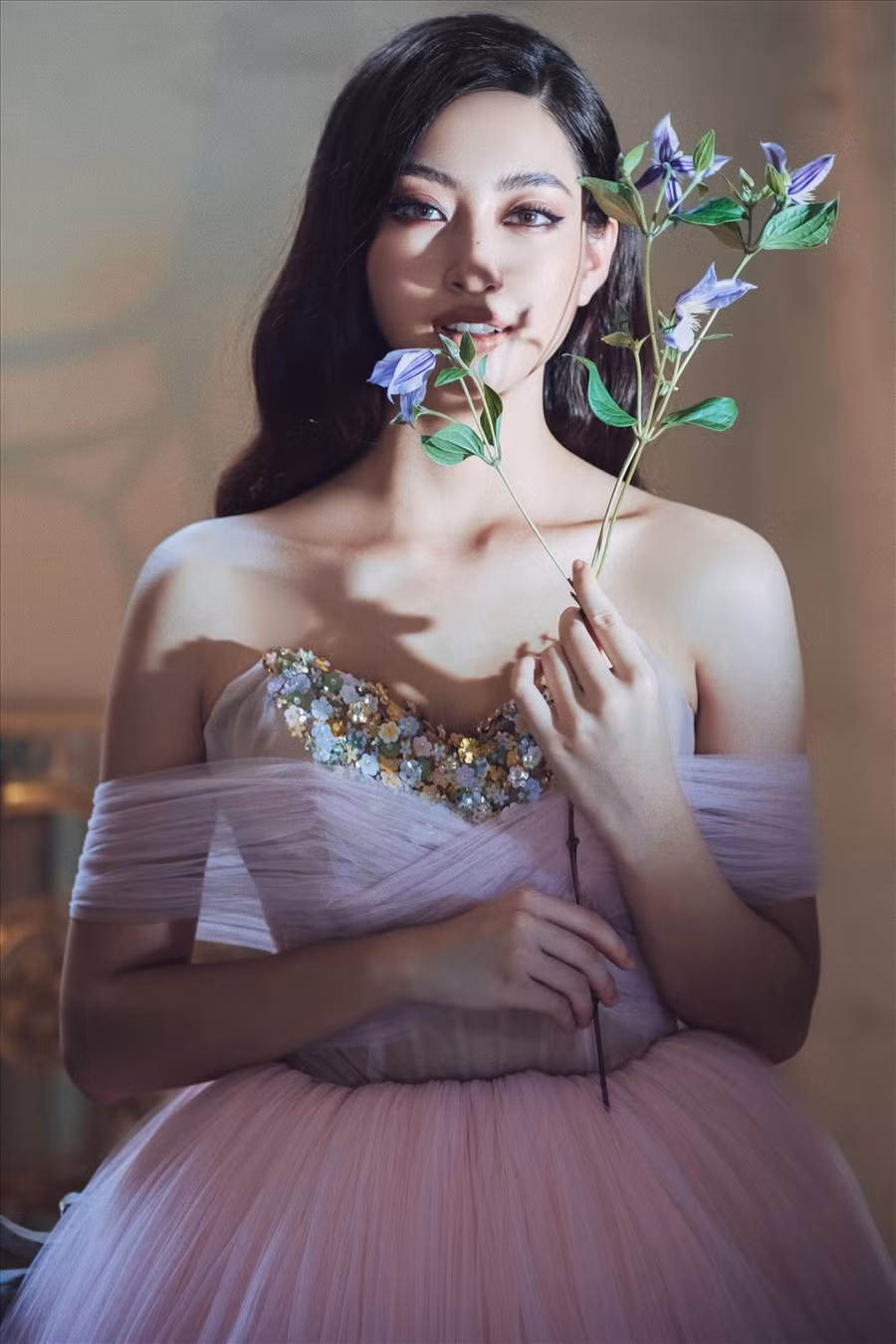 Lương Thuỳ Linh sinh năm 2000, tại Cao Bằng. Cô xuất sắc giành ngôi vị hoa hậu tại cuộc thi Miss World Việt Nam 2019. Ảnh: Huỳnh Trí Nghĩa.