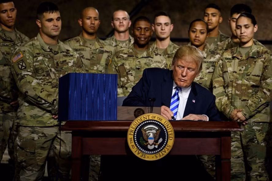 Tổng thống Donald Trump ký Đạo luật Ủy quyền Quốc phòng John S. McCain cho năm tài chính 2019. Ảnh: AFP