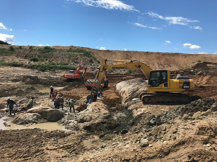 Thi công kênh dẫn dòng. Ảnh: Nguyễn Diệp Thi công kênh dẫn dòng. Ảnh: Nguyễn Diệp