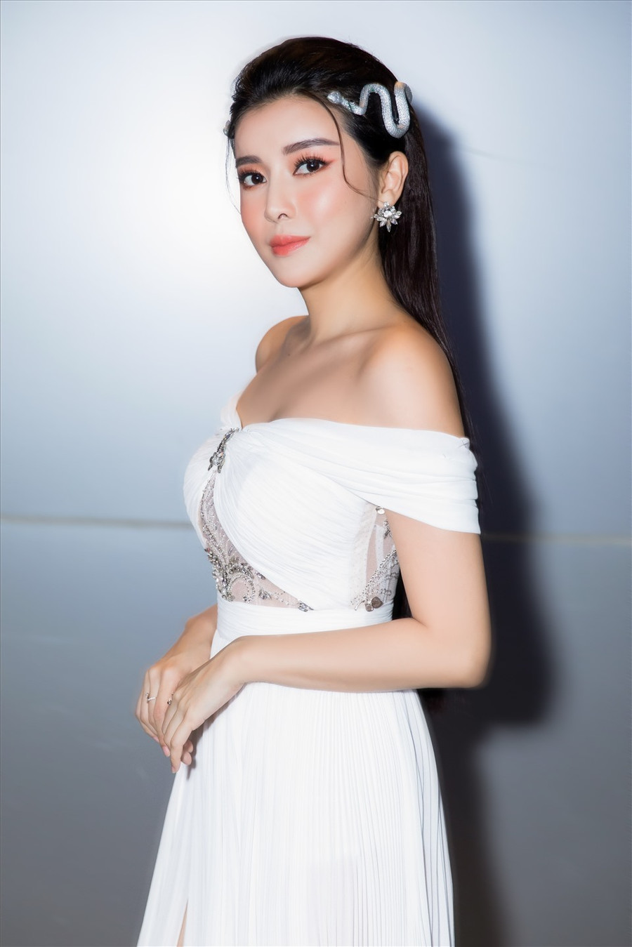 Điểm nhấn của bộ trang phục này chính là kiểu dáng cúp ngực gợi cảm giúp nàng Hoạn Thư của phim 