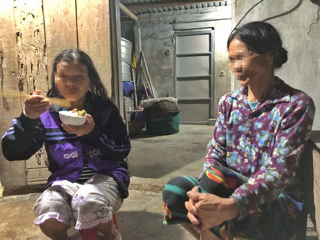 Chị em bà Cao Thị Bớ, Cao Thị Hương với bữa tối tạm bợ