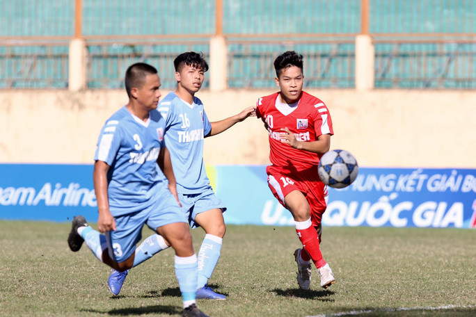 Nhâm Mạnh Dũng (áo đỏ) ghi bàn ấn định chiến thắng 2-0 cho U21 Viettel