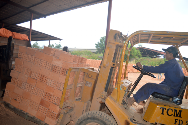 Các doanh nghiệp luôn chú trọng biện pháp ATVSLĐ cho người lao động. Ảnh: Đinh Yến