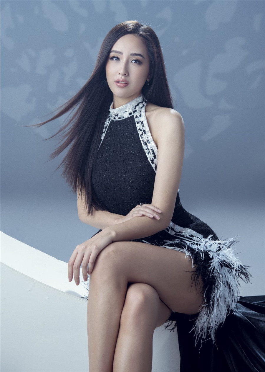 Trong bộ ảnh, Mai Phương Thúy khoe sắc vóc gợi cảm, quyến rũ với thiết kế xẻ sâu cùng lối make up sắc sảo.