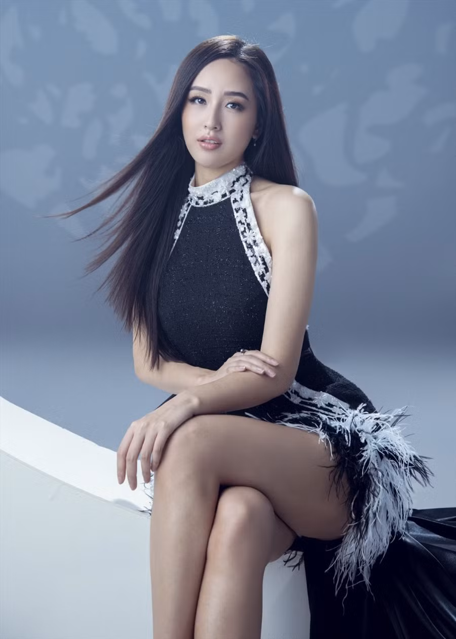 Trong bộ ảnh, Mai Phương Thúy khoe sắc vóc gợi cảm, quyến rũ với thiết kế xẻ sâu cùng lối make up sắc sảo.