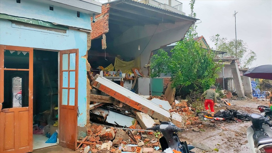 Căn nhà ông Trần Minh Tuấn bị sập một nửa. Ảnh: Thanh Chung Căn nhà ông Trần Minh Tuấn bị sập một nửa. Ảnh: Thanh Chung