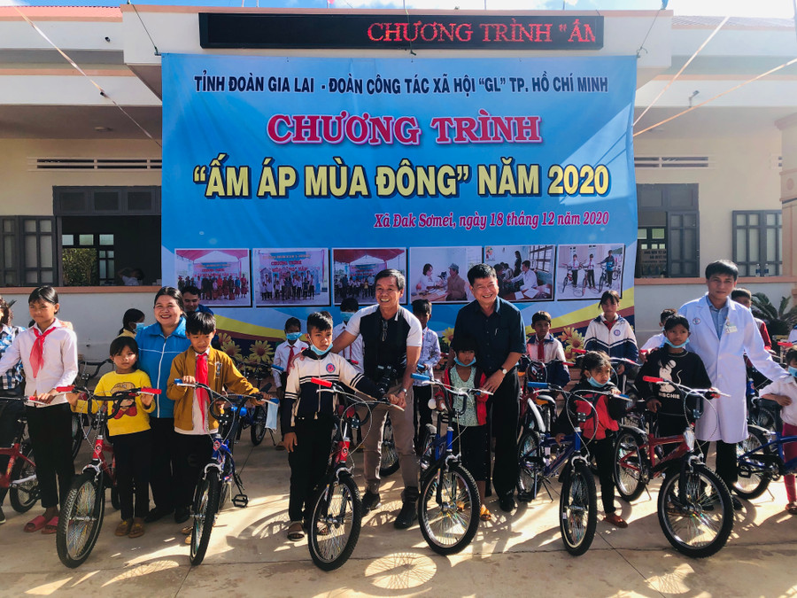 Đoàn công tác tặng xe đạp cho học sinh khó khăn trên địa bàn huyện Đak Đoa. Ảnh: Phan Lài