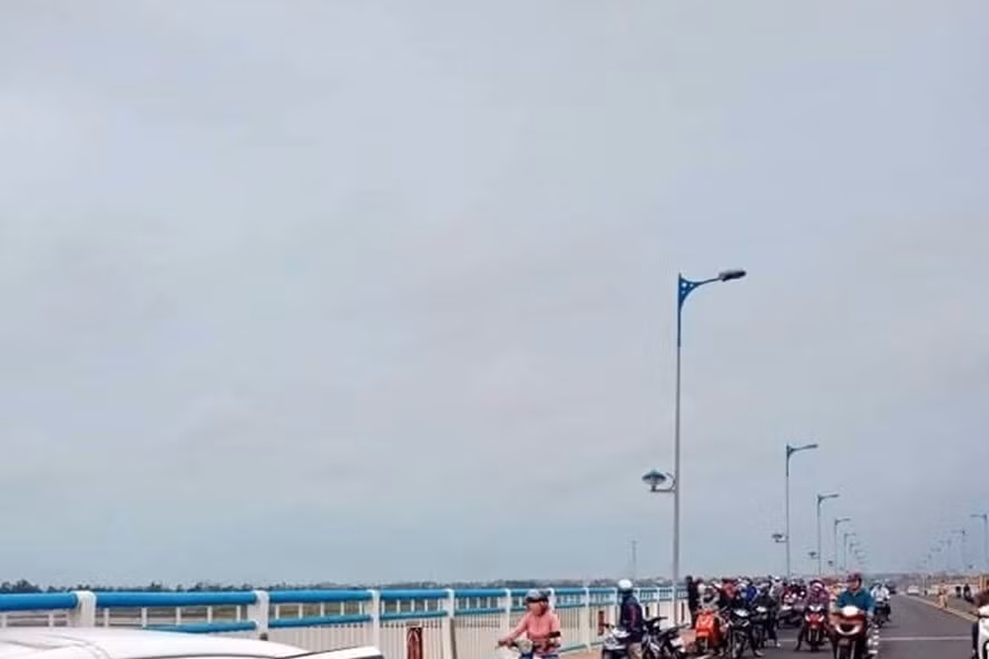 Hiện trường vụ cô gái trẻ nhảy cầu tự tử. Ảnh: L.N