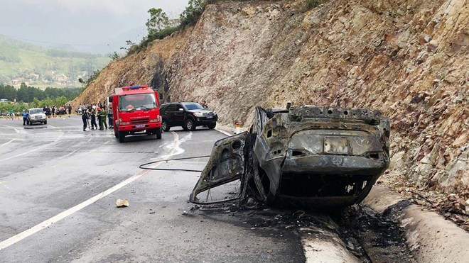 Chiếc xe gặp nạn bị cháy trơ khung ẢNH N.H