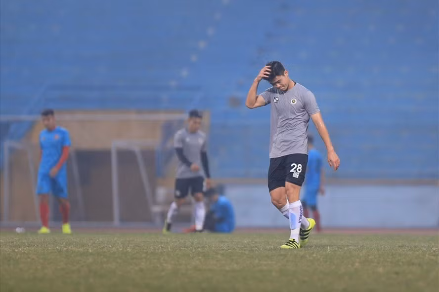 Duy Mạnh đá hỏng quả phạt đền ở những phút cuối trận gặp Hải Phòng. Ảnh: Đông Đông