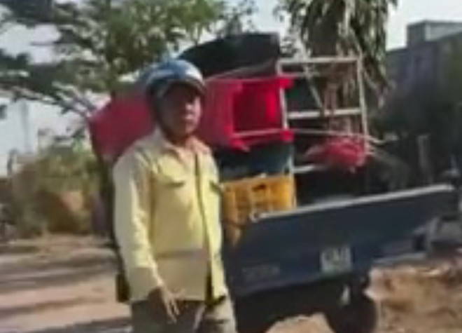 Tài xế này nói rằng mỗi tháng gửi 2 bên hết 1 triệu đồng ẢNH: CẮT TỪ CLIP