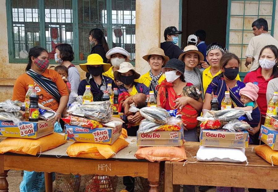 Tặng quà cho bệnh nhân phong làng Bluk Blui, xã Ia Ka. Ảnh: Hồng Ngọc Tặng quà cho bệnh nhân phong làng Bluk Blui, xã Ia Ka. Ảnh: Hồng Ngọc