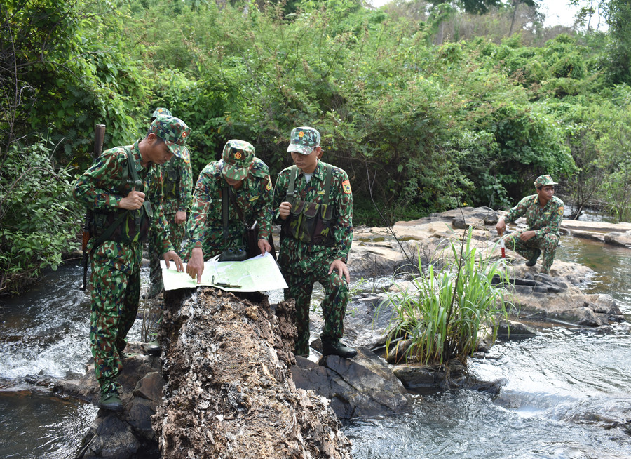 Cán bộ, chiến sĩ Đồn Biên phòng Cửa khẩu Quốc tế Lệ Thanh tuần tra bảo vệ an ninh biên giới. Ảnh: Duy Lê