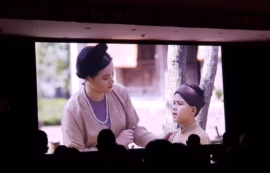 Một cảnh phim của hai nhân vật: bà Trần Thị Tần và Nguyễn Du ở độ 6-9 tuổi. (Ảnh: Minh Anh/Vietnam+)