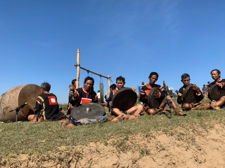 6.Nghi lễ bắt đầu, tiếng cồng chiêng nổi lên vang vọng cả bến sông, mời gọi thần linh về nhận lễ vật của dân làng.