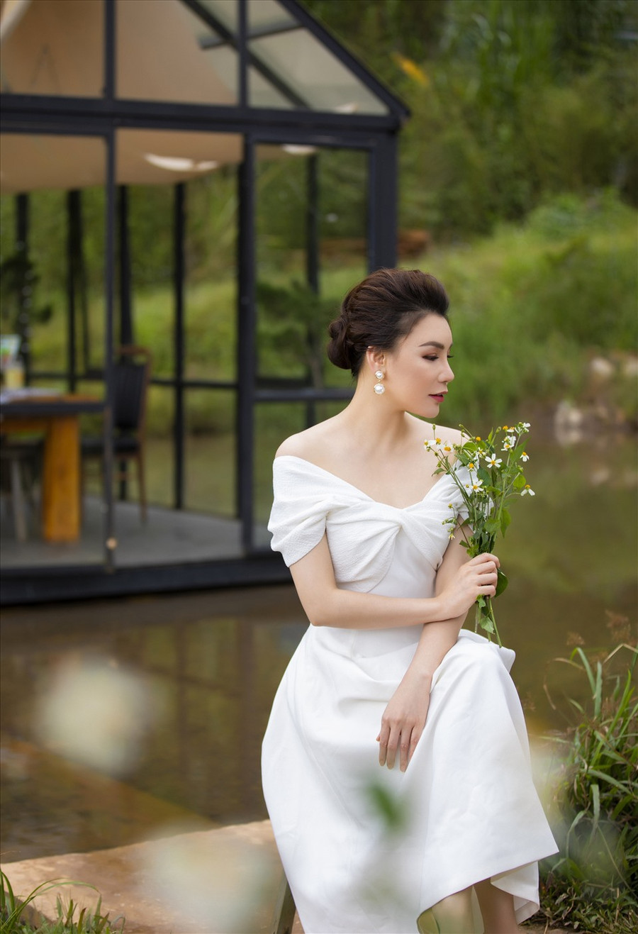 Ngoài ra, nữ ca sĩ muốn phát triển thêm lĩnh vực kinh doanh. Cô hiện đang là bà chủ một chuỗi cửa hàng chay. Trong nhiều năm qua, Hồ Quỳnh Hương còn được khán giả biết đến là một nghệ sĩ ăn chay trường.