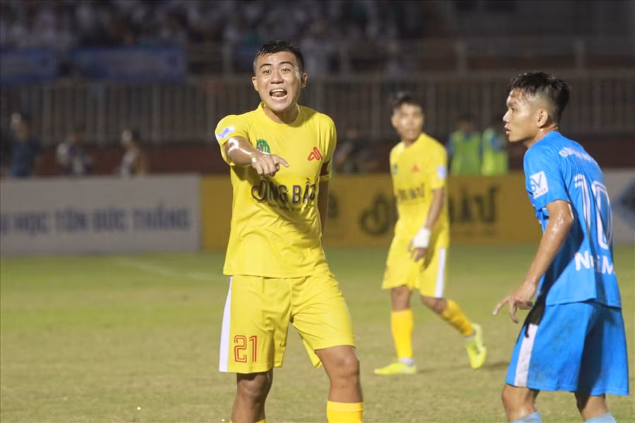 Đội trưởng Tuấn Thanh không thể hiện được nhiều trước hàng thủ kiên cố của Đại học Cần Thơ. Ảnh: Thanh Vũ