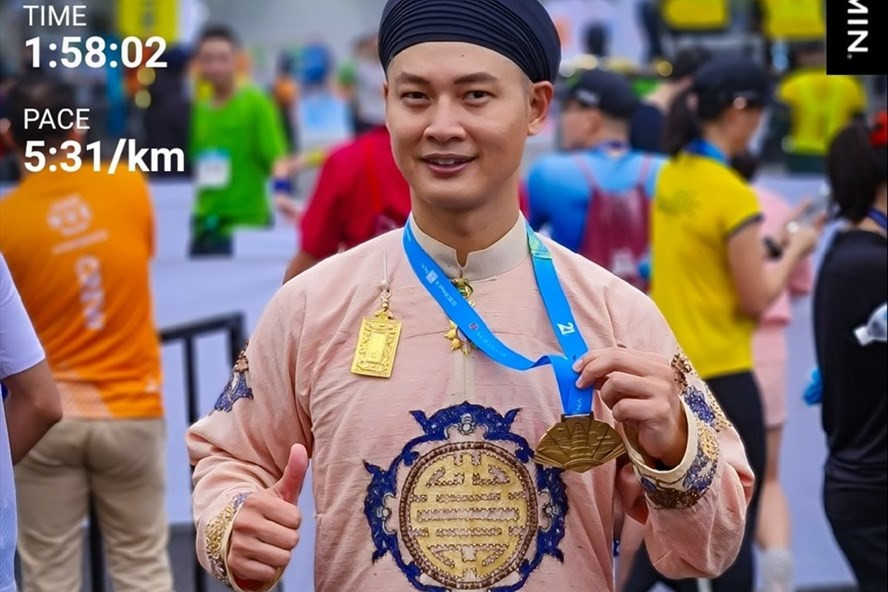 Ca sĩ Đức Tuấn mặc áo dài chạy marathon và về đích ảnh: Nguyễn Phúc Bảo Minh
