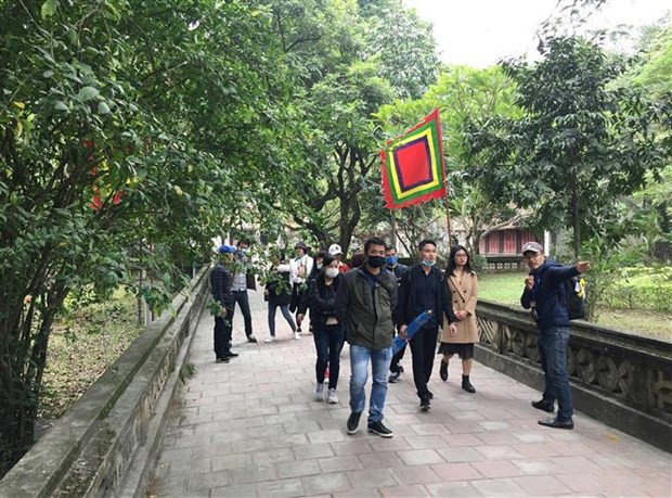 Du khách thăm quan Khu di tích Cố đô Hoa Lư. (Ảnh: Minh Đức/TTXVN)