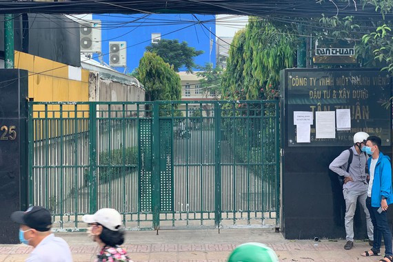 Công an phong toả khám xét trụ sở Công ty Tân Thuận vào sáng ngày 8-12. Ảnh: CHÍ THẠCH Công an phong toả khám xét trụ sở Công ty Tân Thuận vào sáng ngày 8-12. Ảnh: CHÍ THẠCH