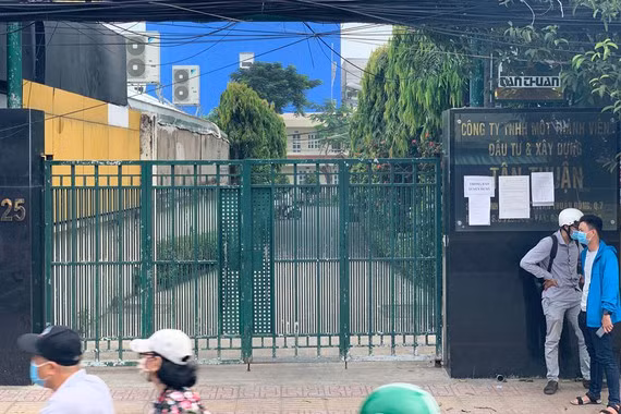  Công an phong toả khám xét trụ sở Công ty Tân Thuận vào sáng ngày 8-12. Ảnh: CHÍ THẠCH