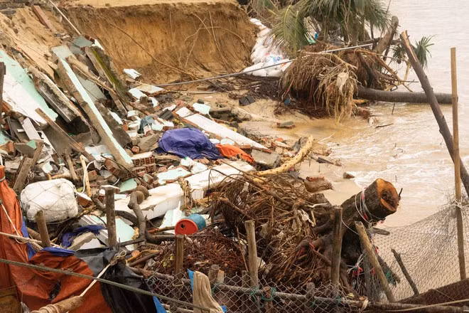  Bờ biển bị xói lở sâu vào bên trong - Ảnh: Thanh Quân