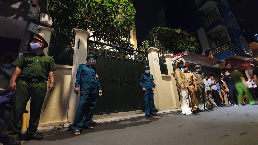 Nhà chức trách xác định, ông Nguyễn Đức Chung là chủ mưu trong vụ chiếm đoạt tài liệu bí mật nhà nước liên quan tới "Vụ án Công ty Nhật Cường". Trong ảnh là thời điểm cơ quan chức năng tiến hành khám xét nhà riêng ông Chung vào cuối tháng 8/2020. Ảnh: Nguyễn Hòa Nhà chức trách xác định, ông Nguyễn Đức Chung là chủ mưu trong vụ chiếm đoạt tài liệu bí mật nhà nước liên quan tới